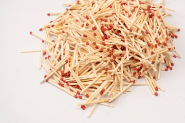 Arka planda izole edilmiş yeni kibrit çöpleri. Üst görünüm. 