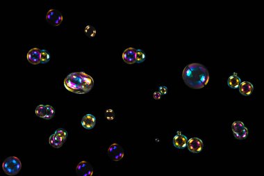 Sabun köpükleri siyah arka planda izole edilmiş. Boşluğu kopyala. 