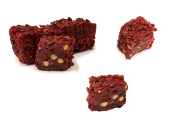 Nar ve fındıklı tatlı rulo, Türk tatlıları. Türk rahat beyaz zemin üzerinde izole.