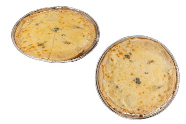 Beyaz arka planda dört peynirli pizza.. 