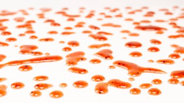 Kırmızı reçel beyaz arka planda izole edilmiş. Üst görünüm. 