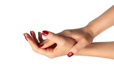 Beyaz arka planda kırmızı tırnaklı kadın elleri var. Kırmızı oje. Kare çivi formu. 