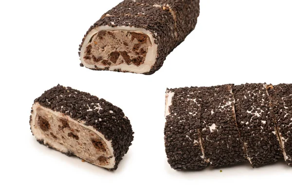 Çikolata ve fındıklı tatlı rulo, Türk tatlıları. Türk rahat beyaz zemin üzerinde izole. 