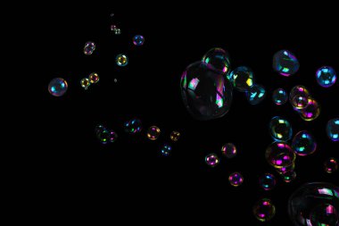 Sabun köpükleri siyah arka planda izole edilmiş. Boşluğu kopyala. 