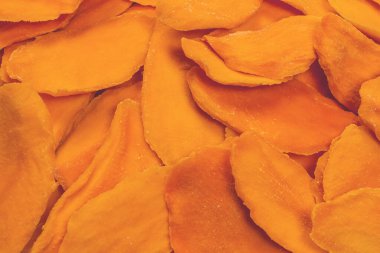 Beyaz arka planda izole edilmiş kuru, lezzetli mango dilimleri. Üst görünüm. 