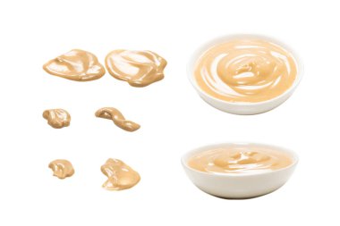 Beyaz arka planda izole edilmiş bir kasede mantar sosu. Üst görünüm. 