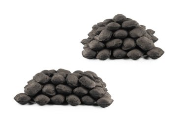Beyaz arka planda siyah meşe kömürü izole edilmiş. 