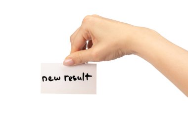 Yeni zihniyet - beyaz arka planda izole edilmiş bir kadının elindeki bir karttaki yeni sonuç metni.  