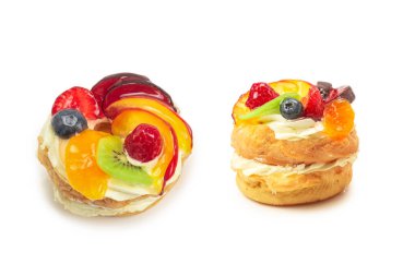 Beyaz üzerine izole edilmiş kremalı ve meyveli kek.. 