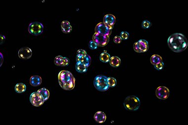 Sabun köpükleri siyah arka planda izole edilmiş. Boşluğu kopyala. 