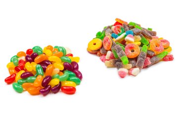 Beyaza izole edilmiş renkli jöleli fasulyeler.. 