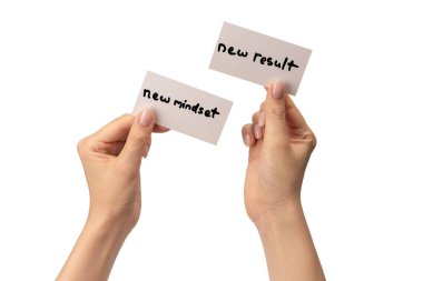 Yeni zihniyet - beyaz arka planda izole edilmiş bir kadının elindeki bir karttaki yeni sonuç metni.  