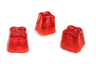 Beyaz arka planda izole edilmiş tatlı meyve jölesi.. 