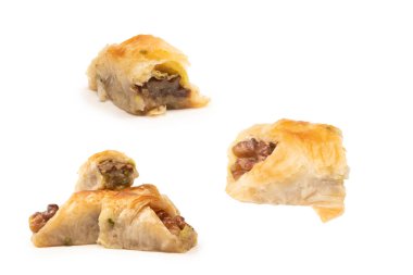 Beyaz arka planda cevizli enfes tatlı baklava. Üst görünüm.