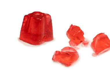 Beyaz arka planda izole edilmiş tatlı meyve jölesi. Jelatin küpleri.