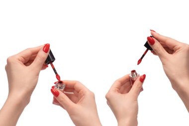 Beyaz arka planda kırmızı tırnaklı kırmızı sıvı ruj. Boşluğu kopyala.