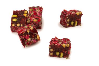 Gül ve fındıklı tatlı rulo, Türk tatlıları. Türk rahat beyaz zemin üzerinde izole.