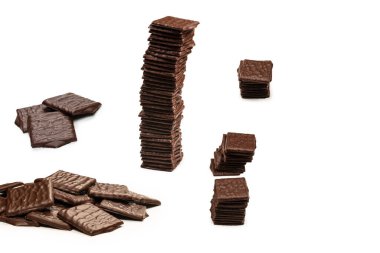 Beyaz arka planda izole edilmiş siyah çikolata şekerleri.. 