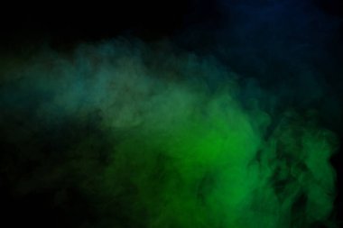 Siyah arka planda mavi ve yeşil buhar. Boşluğu kopyala.