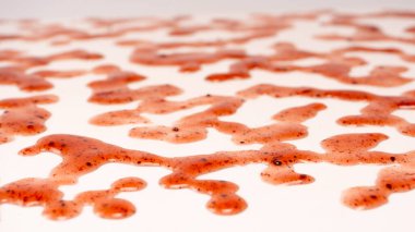 Kırmızı reçel beyaz arka planda izole edilmiş. Üst görünüm. 