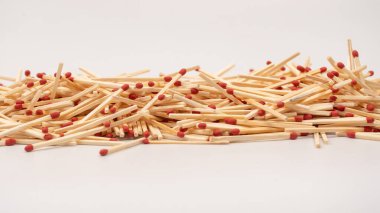 Arka planda izole edilmiş yeni kibrit çöpleri. Üst görünüm. 
