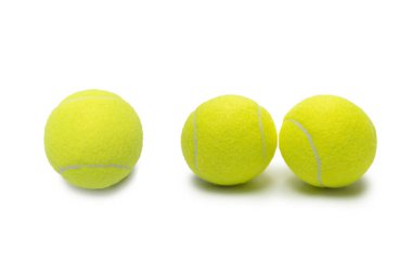 Beyaz arkaplanda izole edilmiş tenis topları. 