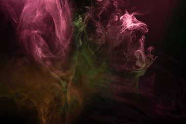 Siyah arka planda sarı ve pembe buhar. Boşluğu kopyala.