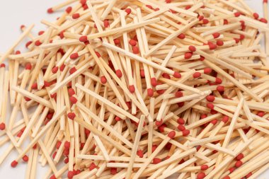 Arka planda izole edilmiş yeni kibrit çöpleri. Üst görünüm. 