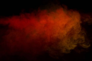 Siyah arka planda turuncu ve kırmızı buhar. Boşluğu kopyala.