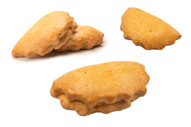 Beyaz arka planda izole edilmiş süzme peynirli tatlı hamur işi.