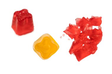 Beyaz arka planda izole edilmiş tatlı meyve jölesi. Jelatin küpleri.