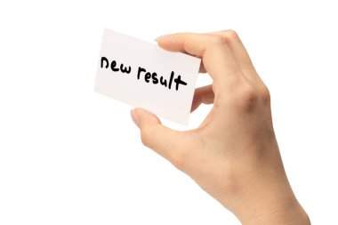 Yeni zihniyet - beyaz arka planda izole edilmiş bir kadının elindeki bir karttaki yeni sonuç metni.  