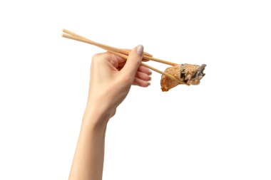 Unagi, beyaz bir arka planda el ele tutulmuş bir kadın suşisinde.. 