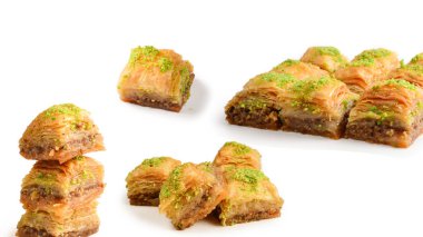 Beyaz arka planda fıstıklı baklava. Tatlı..