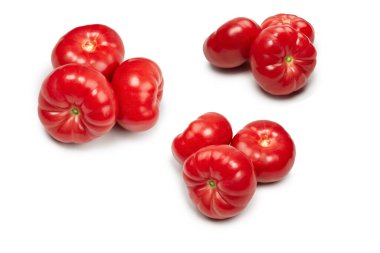 Beyaz arka planda kırmızı taze domates.. 