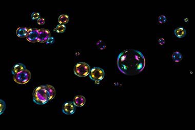 Sabun köpükleri siyah arka planda izole edilmiş. Boşluğu kopyala. 