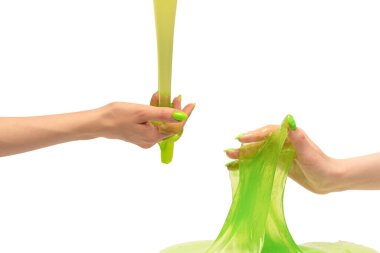 Beyaz arka planda yeşil tırnaklı yeşil balçık oyuncağı. 