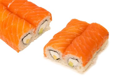 Beyaz arka planda somonlu suşi rulosu. Üst görünüm.