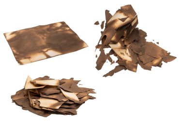 Beyaz arka planda izole edilmiş yanmış kağıt. Boşluğu kopyala