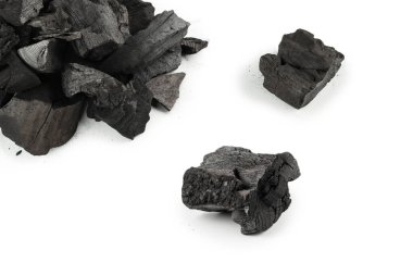 Beyaz arka planda siyah meşe kömürü izole edilmiş. 