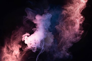 Siyah arka planda mavi ve pembe buhar. Boşluğu kopyala.