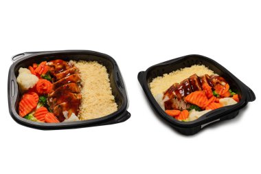 Konteynırda yemek hazır. Teriyaki soslu haşlanmış tavuk, haşlanmış havuç, lahana ve yulaf lapası. Beyaz bir arkaplanda izole edilmiş. 