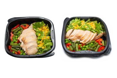 Konteynırda yemek hazır. Tavuk yahnisi, sebze yahnisi. Beyaz bir arkaplanda izole edilmiş. 