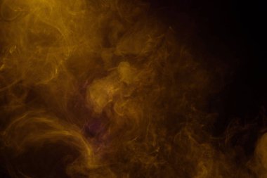 Siyah arka planda sarı ve pembe buhar. Boşluğu kopyala.