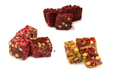 Gül ve fındıklı tatlı rulo, Türk tatlıları. Türk rahat beyaz zemin üzerinde izole.