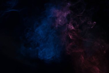 Siyah arka planda mavi ve pembe buhar. Boşluğu kopyala.