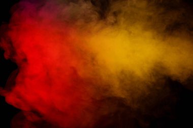 Siyah arka planda sarı buhar. Boşluğu kopyala.