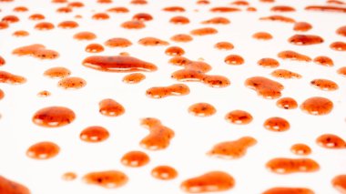 Kırmızı reçel beyaz arka planda izole edilmiş. Üst görünüm. 