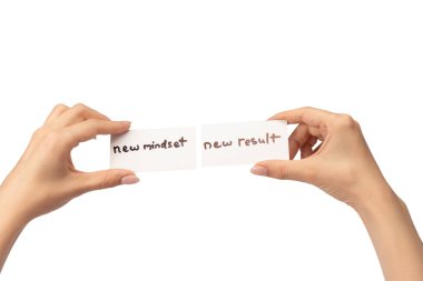 Yeni zihniyet - beyaz arka planda izole edilmiş bir kadının elindeki bir karttaki yeni sonuç metni.  