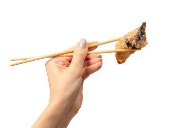 Unagi, beyaz bir arka planda el ele tutulmuş bir kadın suşisinde.. 